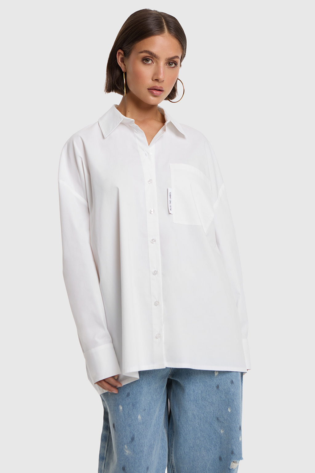 camisa blanca de corte amplio