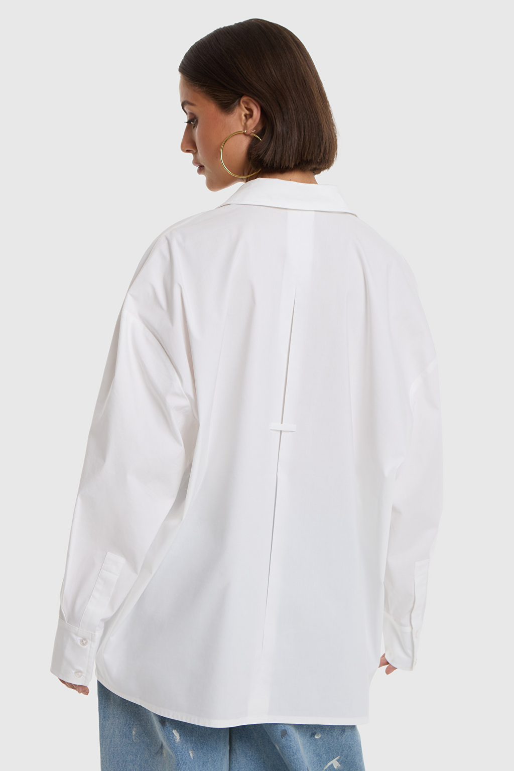 camisa blanca de corte amplio