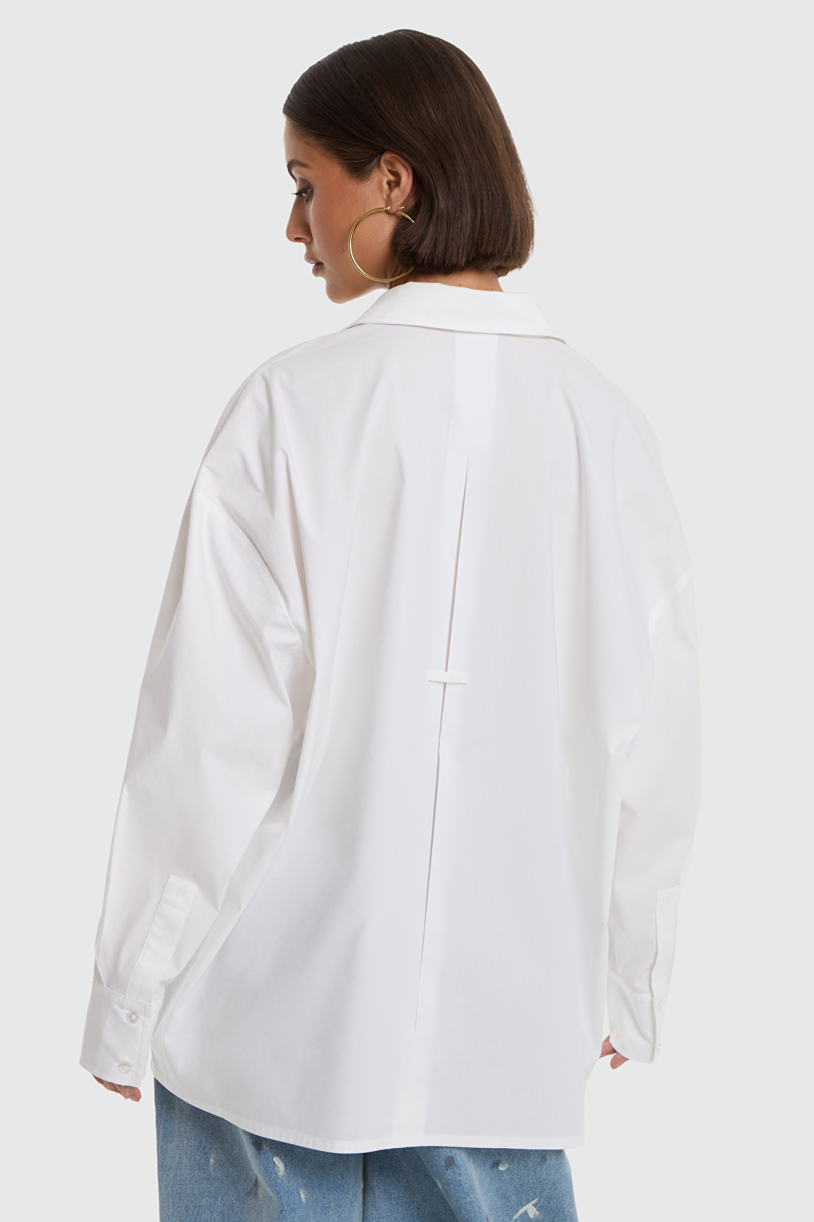 camisa blanca de corte amplio