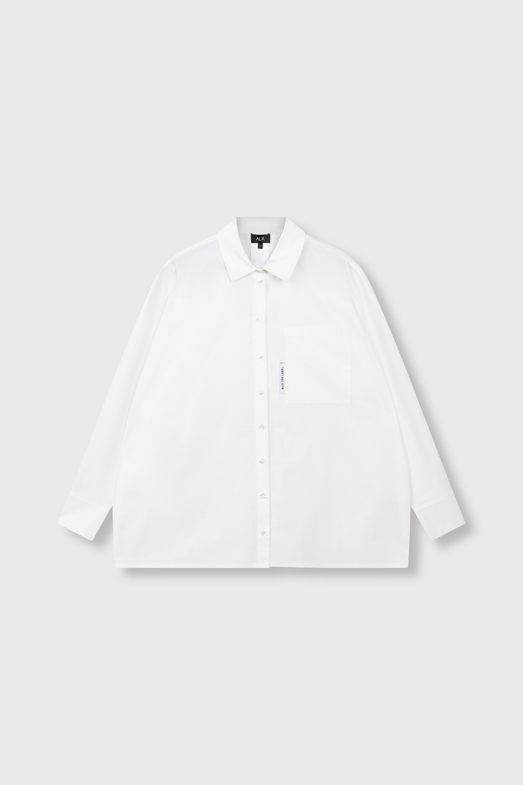 camisa blanca de corte amplio