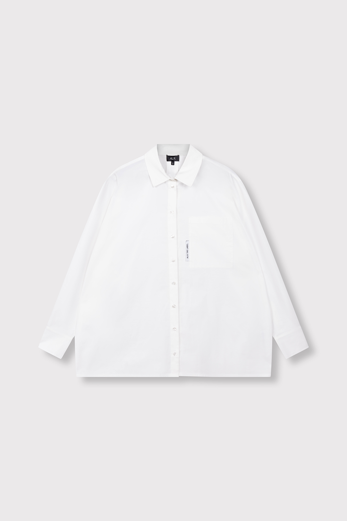 camisa blanca de corte amplio