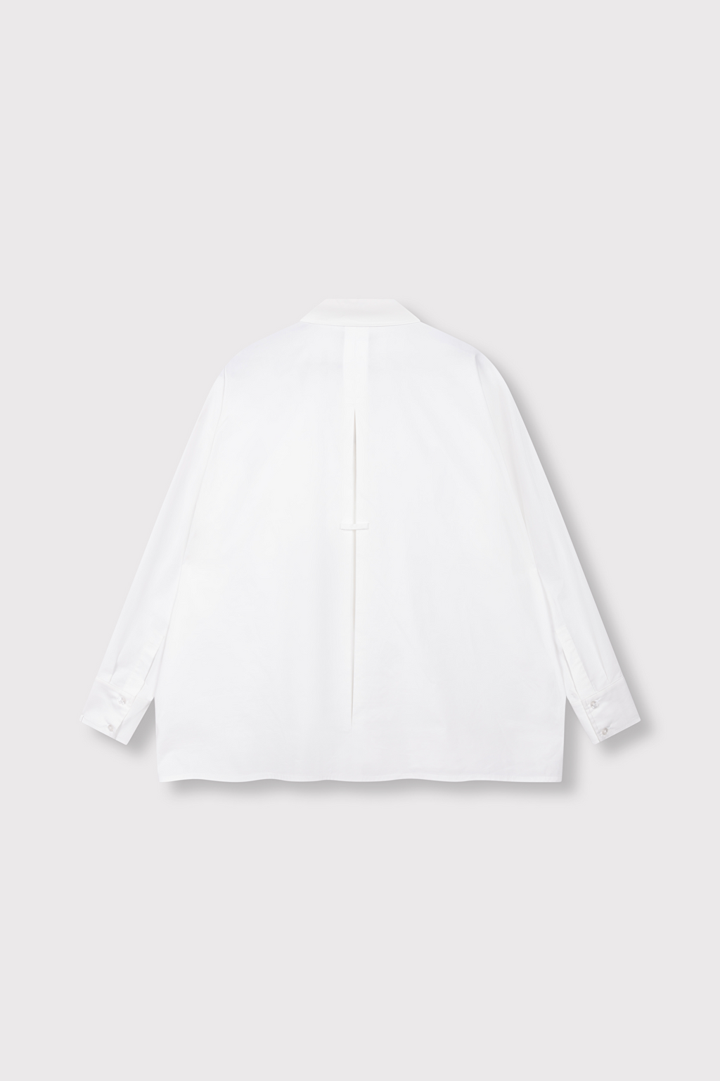 camisa blanca de corte amplio