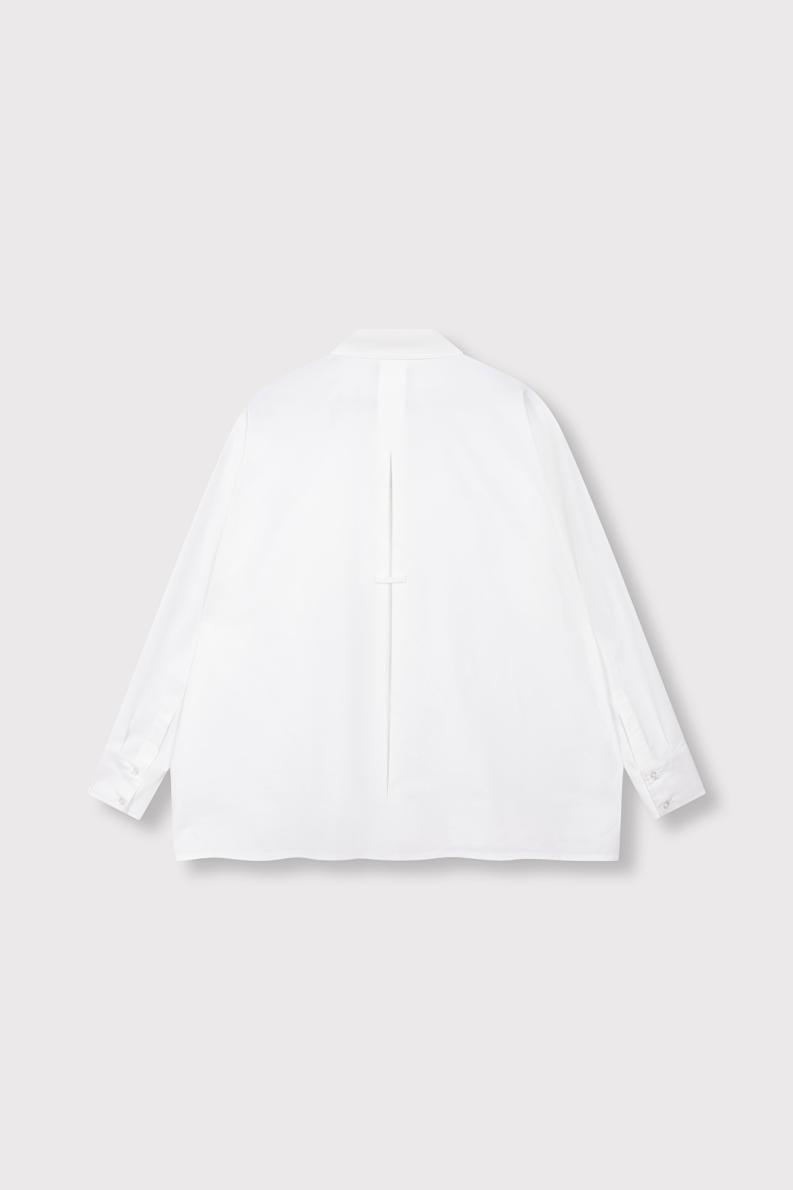 camisa blanca de corte amplio