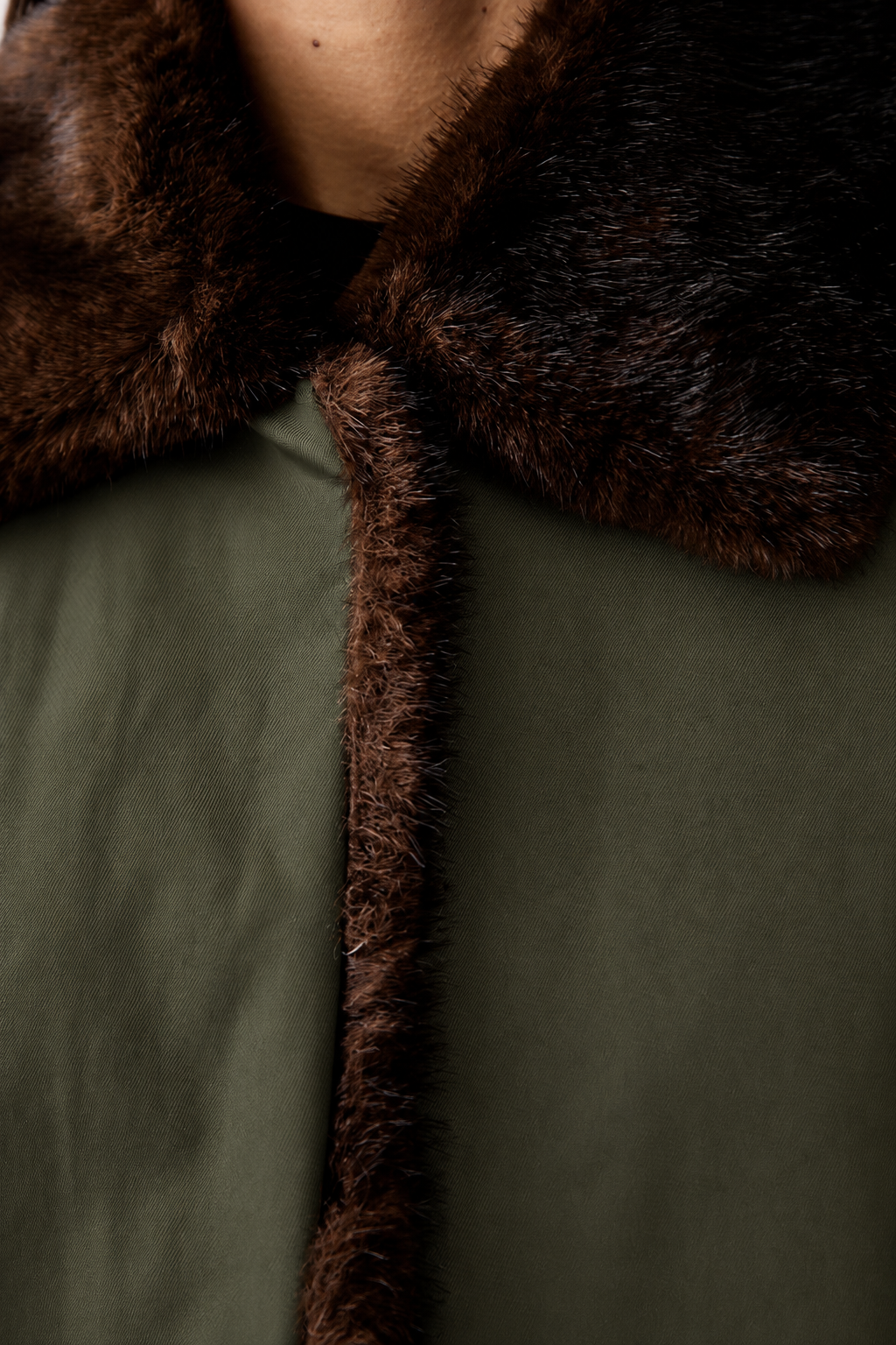 Abrigo kaki con interior de pelo marrón ELEH