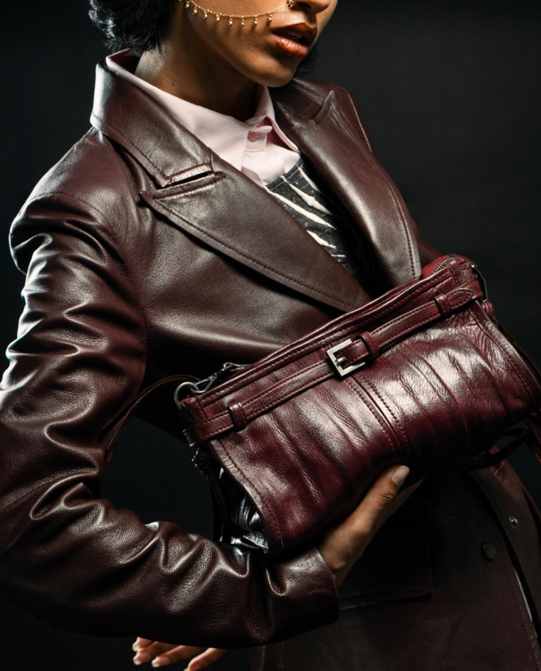 Bolso de piel con acabado arrugado