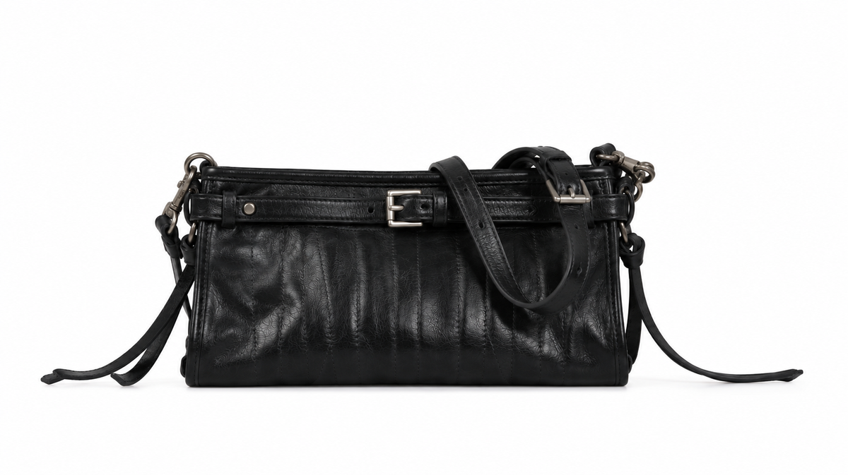 Bolso negro de piel con hebilla y detalles metálicos REHARD