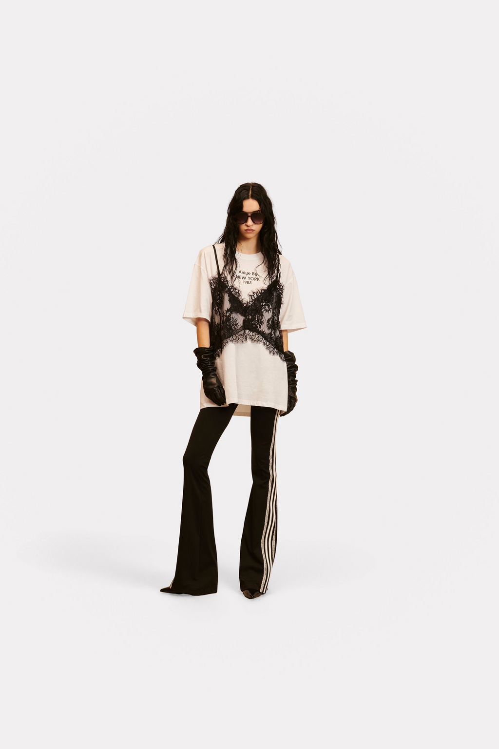 camiseta blanca con bralette de encaje negro en contraste💰