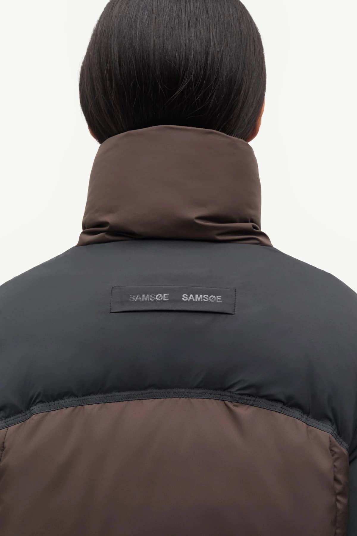 Chaqueta acolchada corta de dos tonos con cuello alto