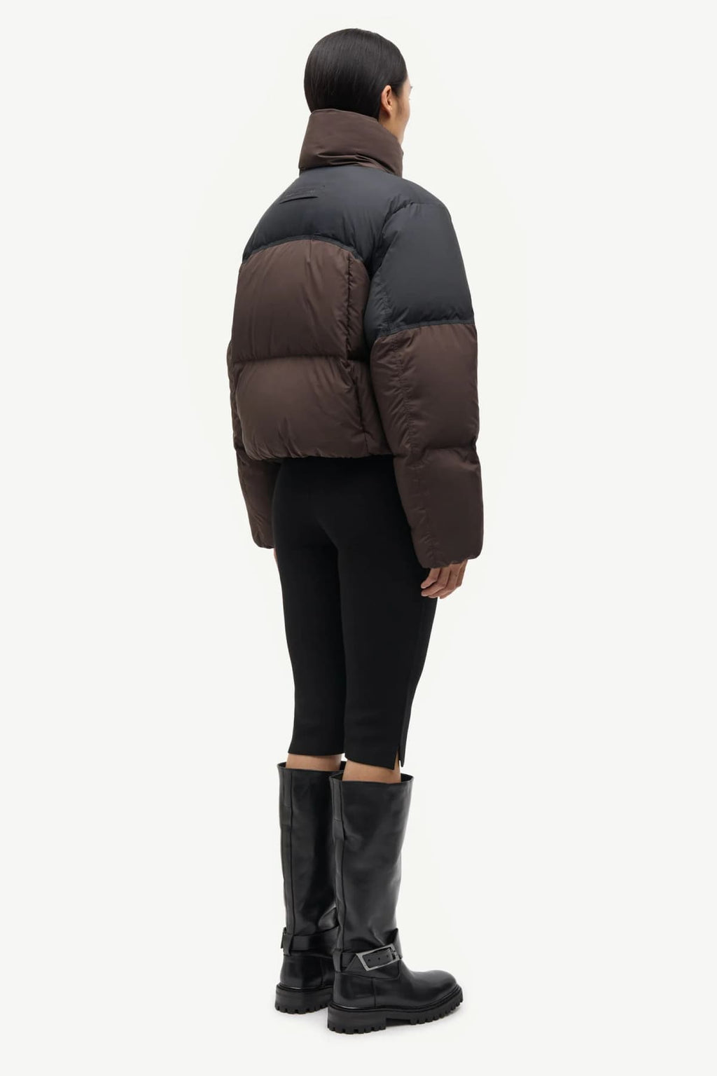 Chaqueta acolchada corta de dos tonos con cuello alto