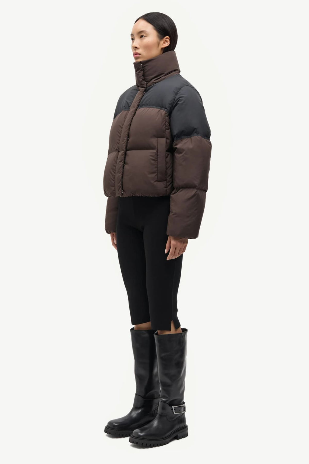 Chaqueta acolchada corta de dos tonos con cuello alto