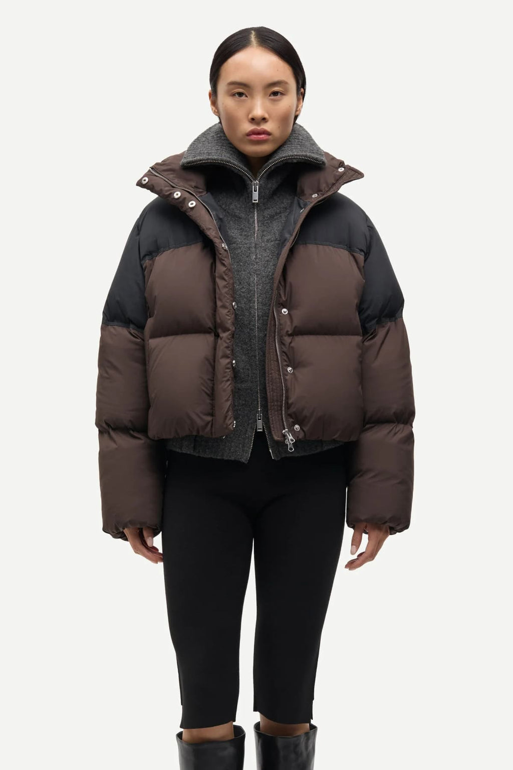 Chaqueta acolchada corta de dos tonos con cuello alto
