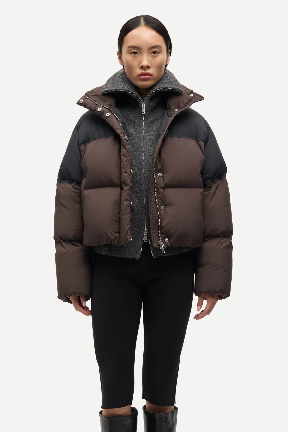Chaqueta acolchada corta de dos tonos con cuello alto