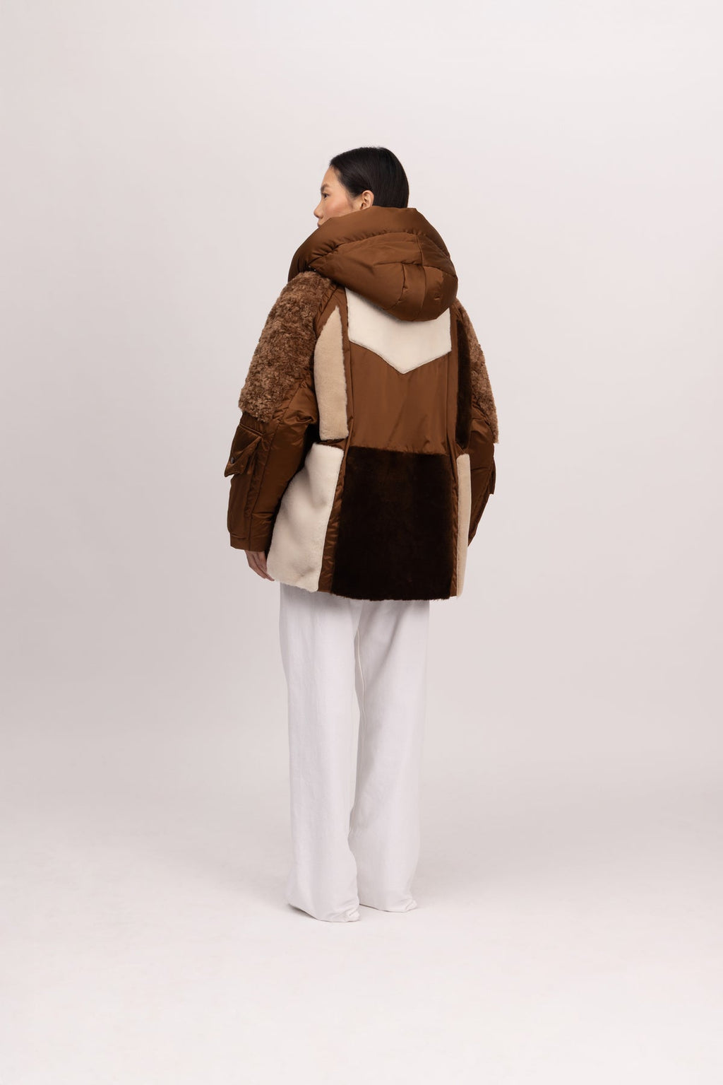Chaqueta reversible acolchada patchwork en tonos marrón y crudo