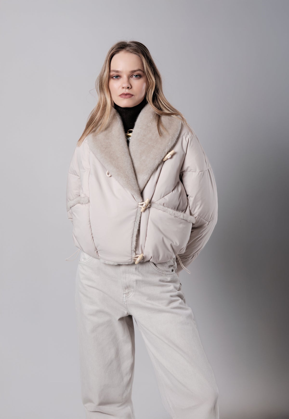 Chaqueta acolchada crema con detalles de pelo VEGANCODE
