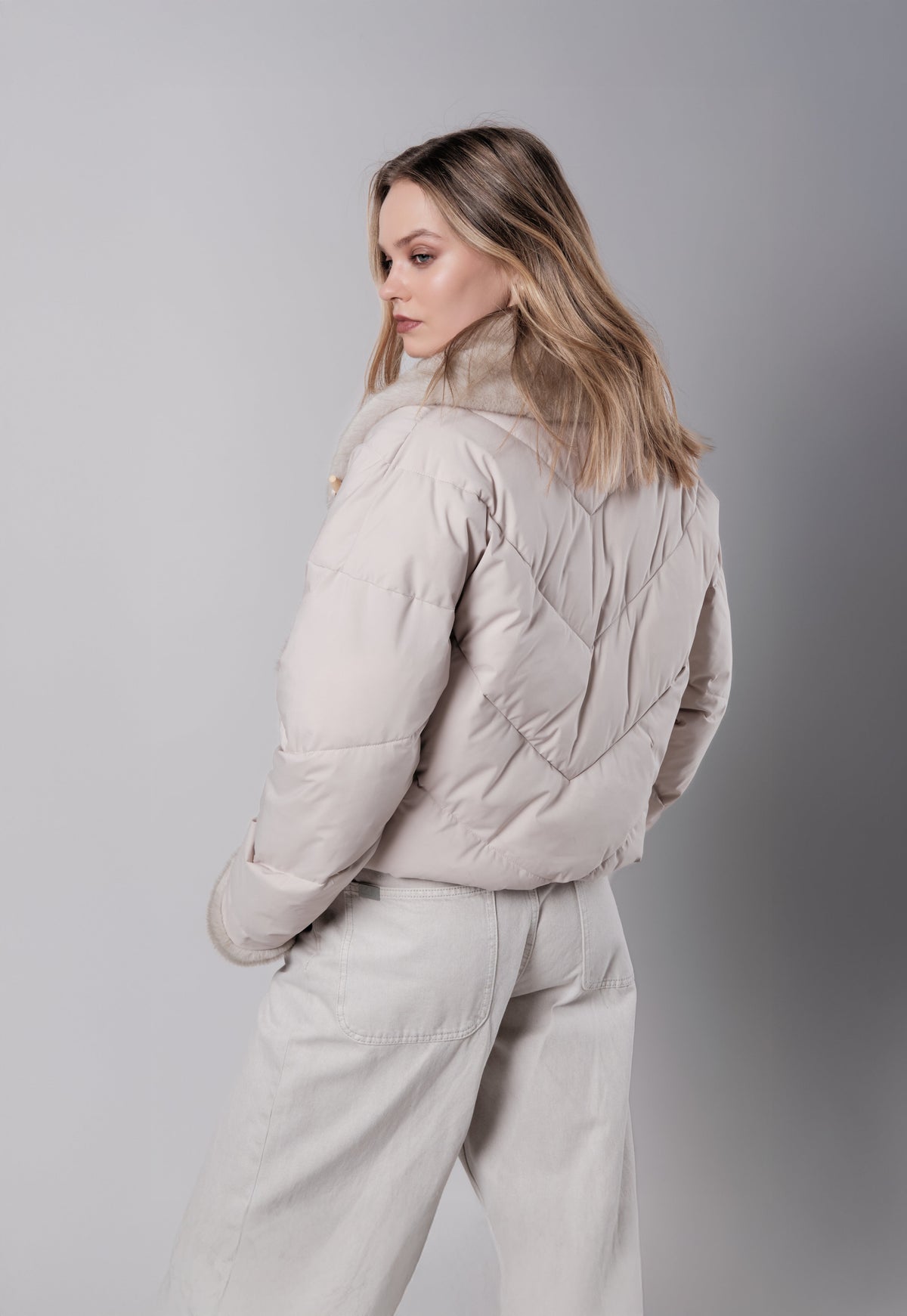 Chaqueta acolchada crema con detalles de pelo VEGANCODE