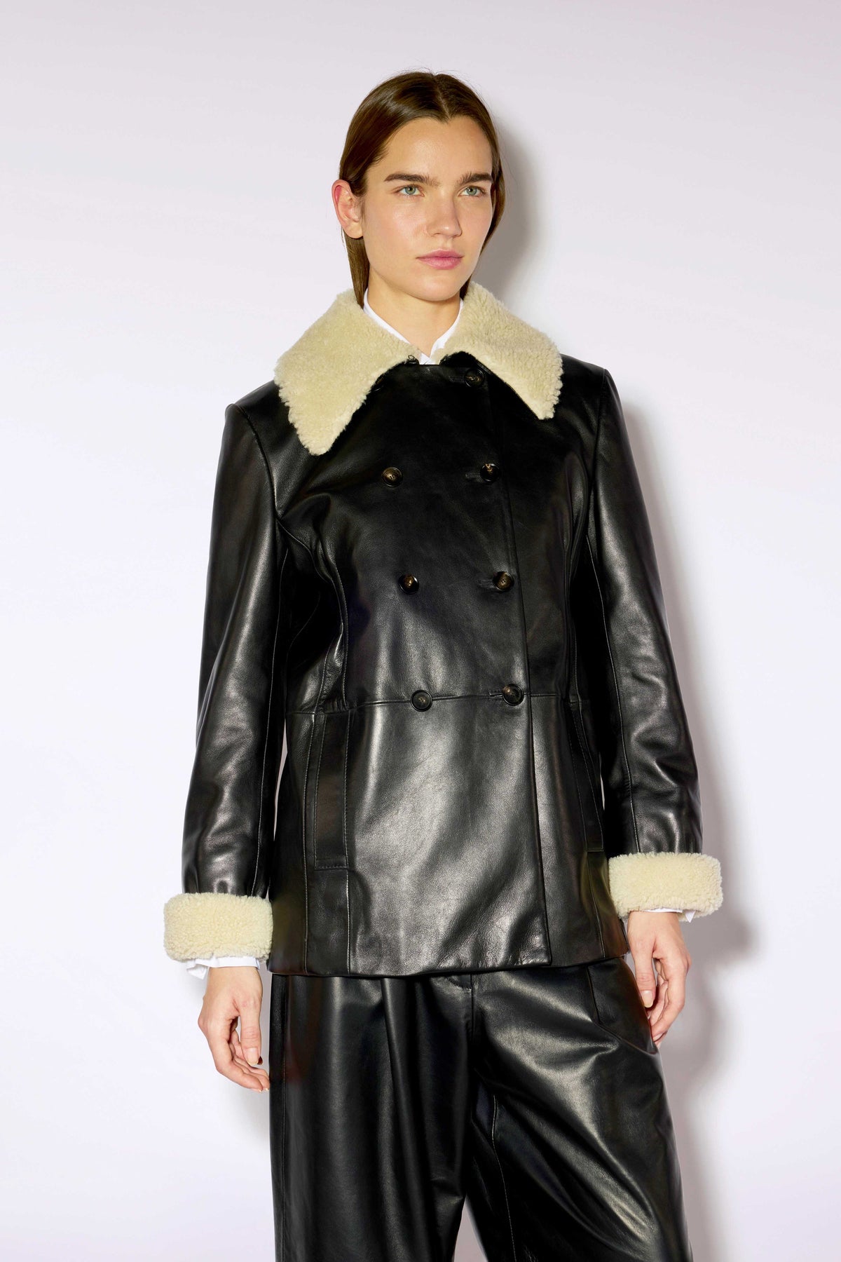 Chaqueta de cuero con detalles de borreguito