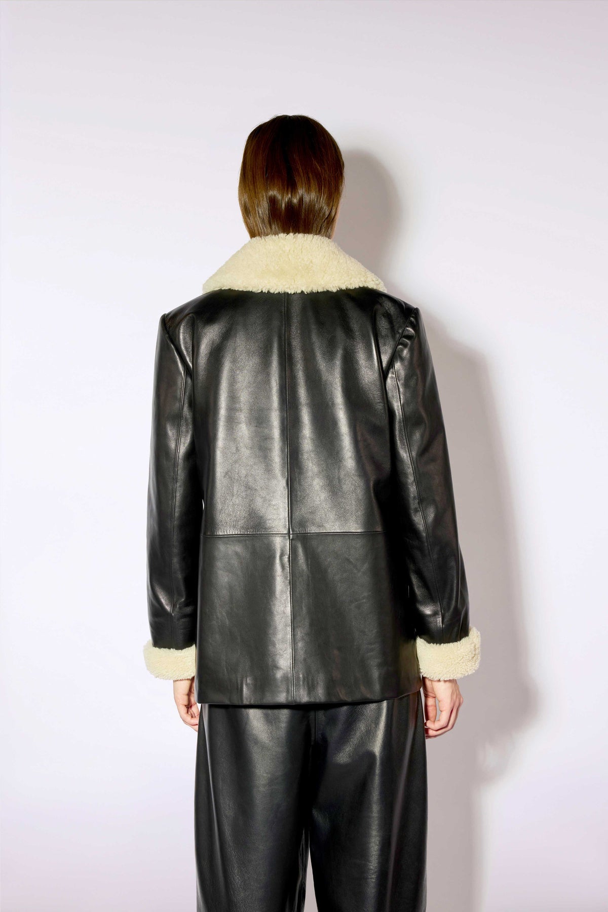 Chaqueta de cuero con detalles de borreguito