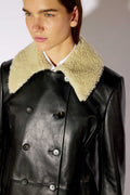 Chaqueta de cuero con detalles de borreguito