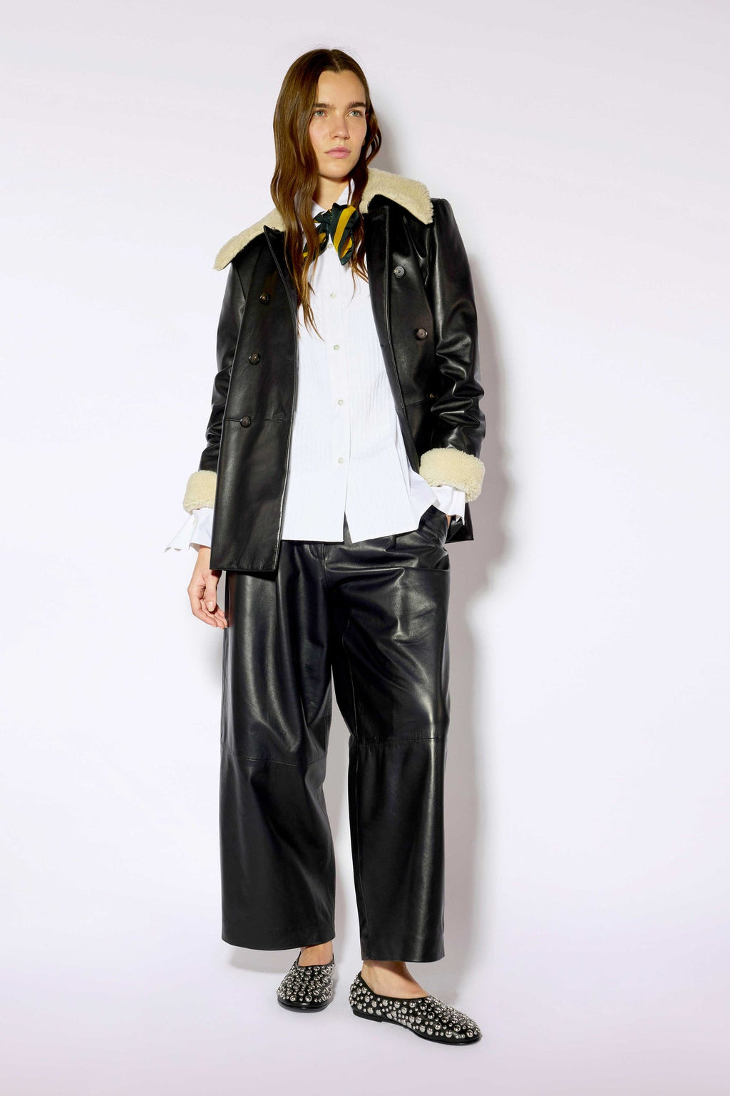 Chaqueta de cuero con detalles de borreguito