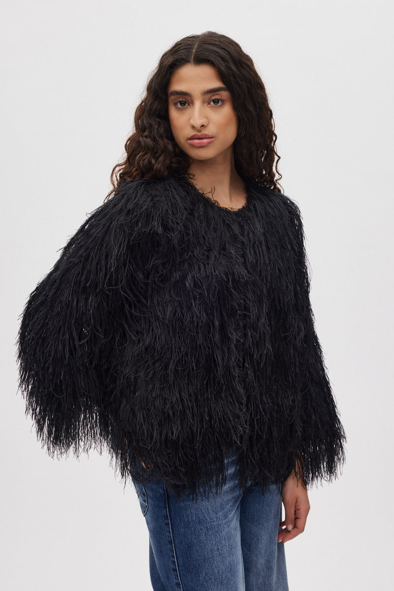 chaqueta de pelo de plumas en color negro
