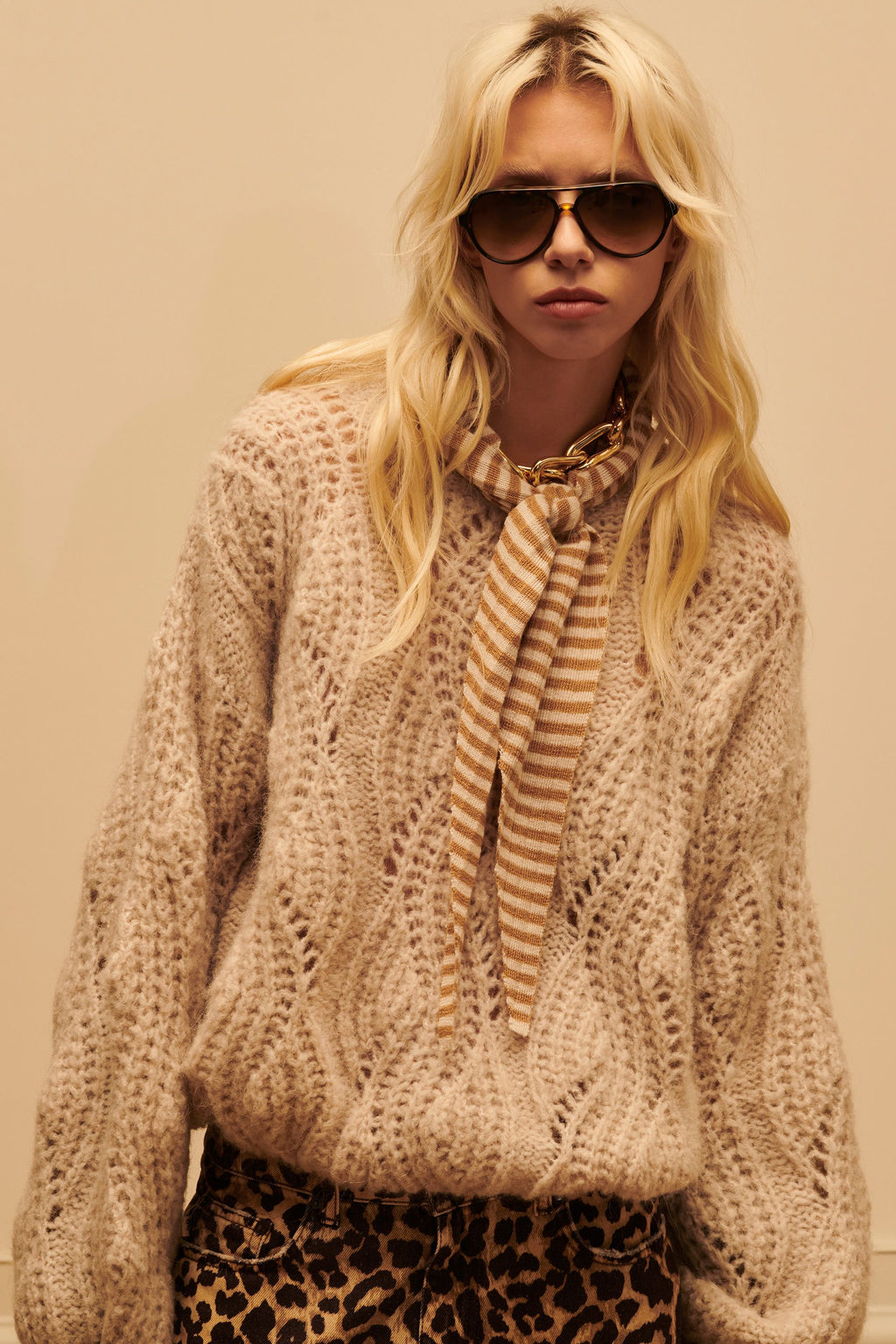 Jersey corto de punto calado beige con mangas abullonadas