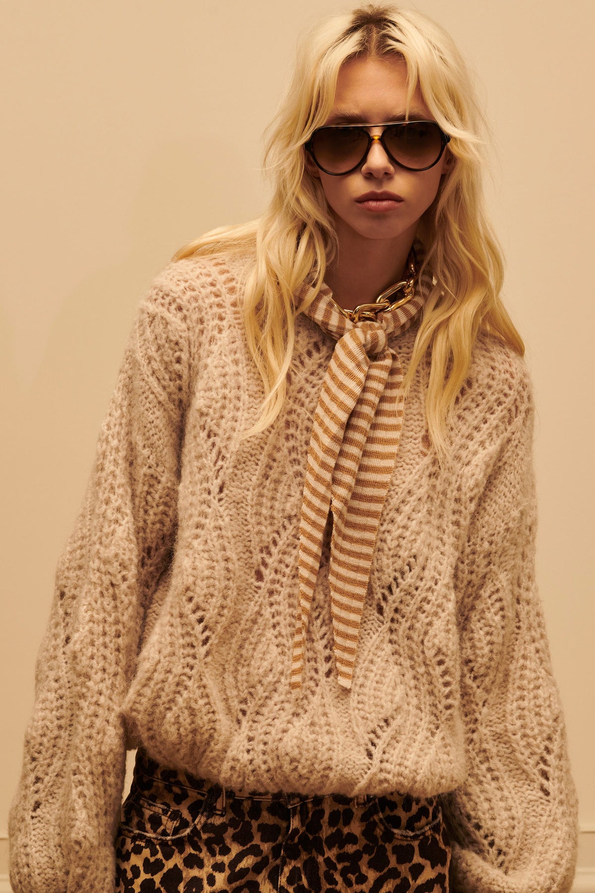 Jersey corto de punto calado beige con mangas abullonadas