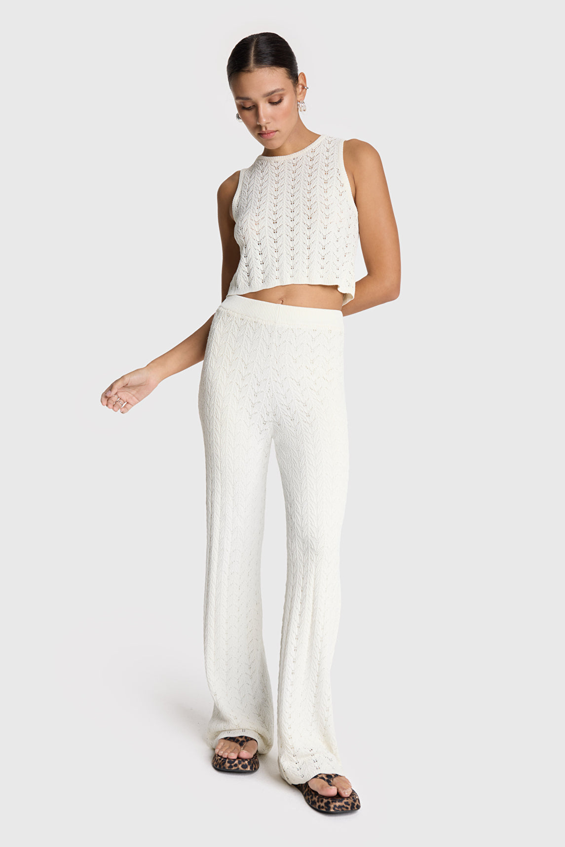 Pantalón wide leg de punto calado color crema