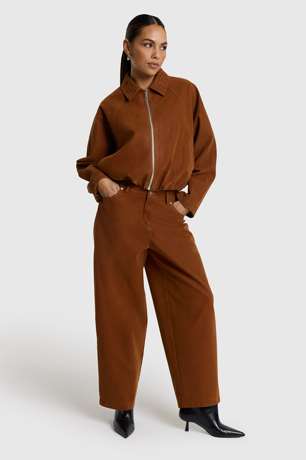 pantalón de gamuza sintética en color camel
