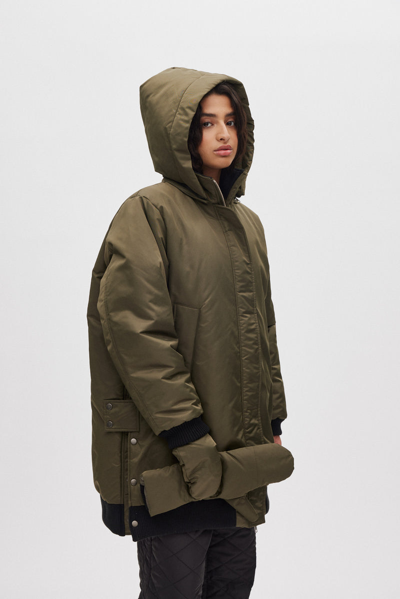 parka acolchada con capucha en verde kaki
