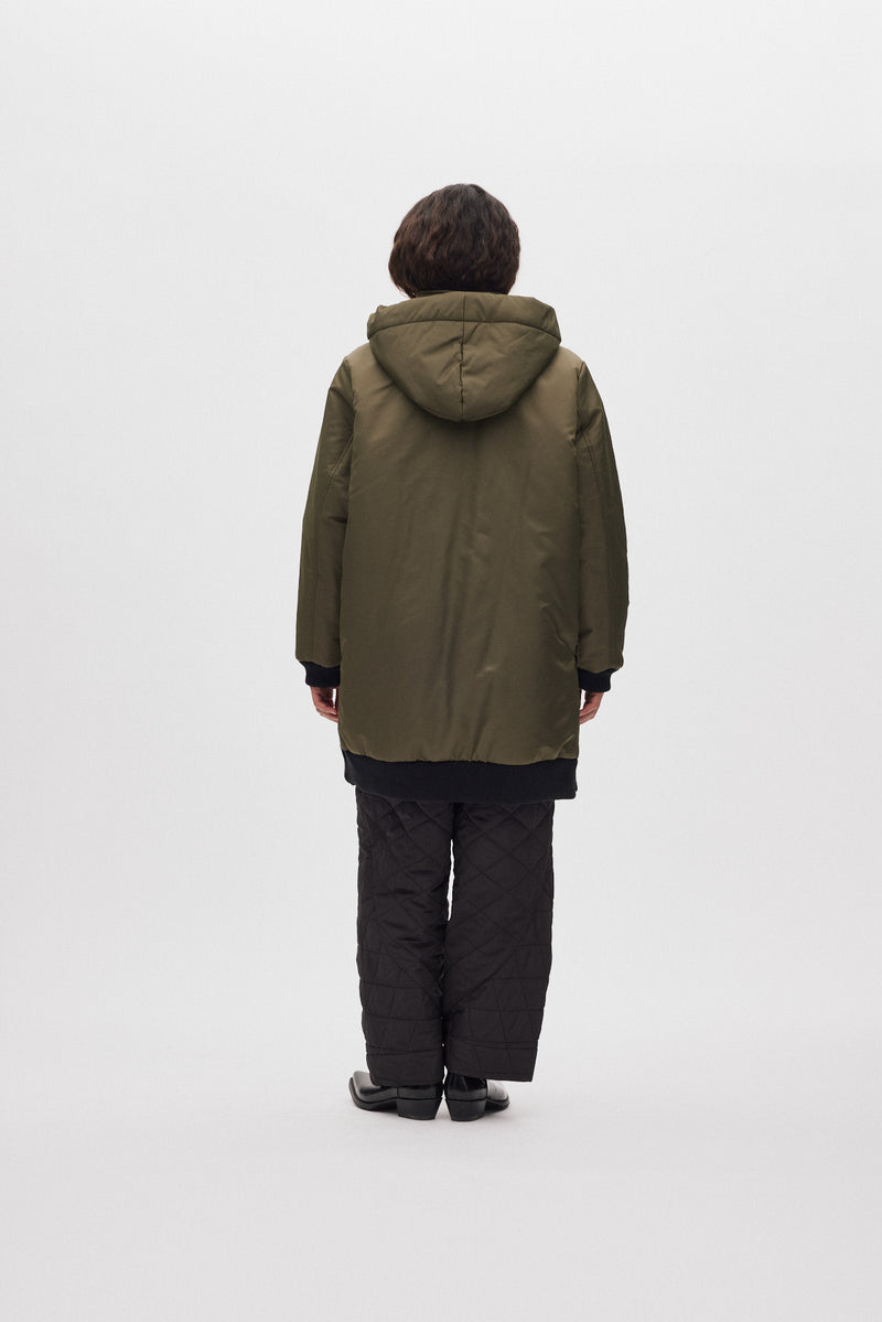 parka acolchada con capucha en verde kaki
