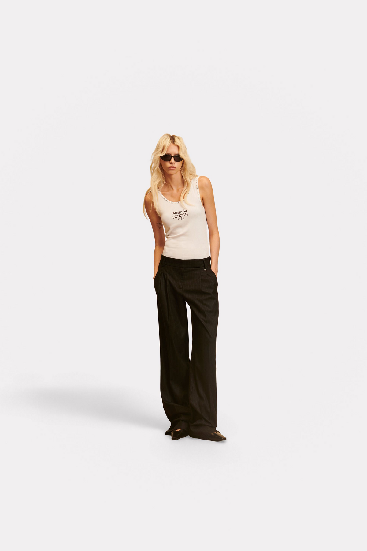 Top blanco de tirantes con tachuelas