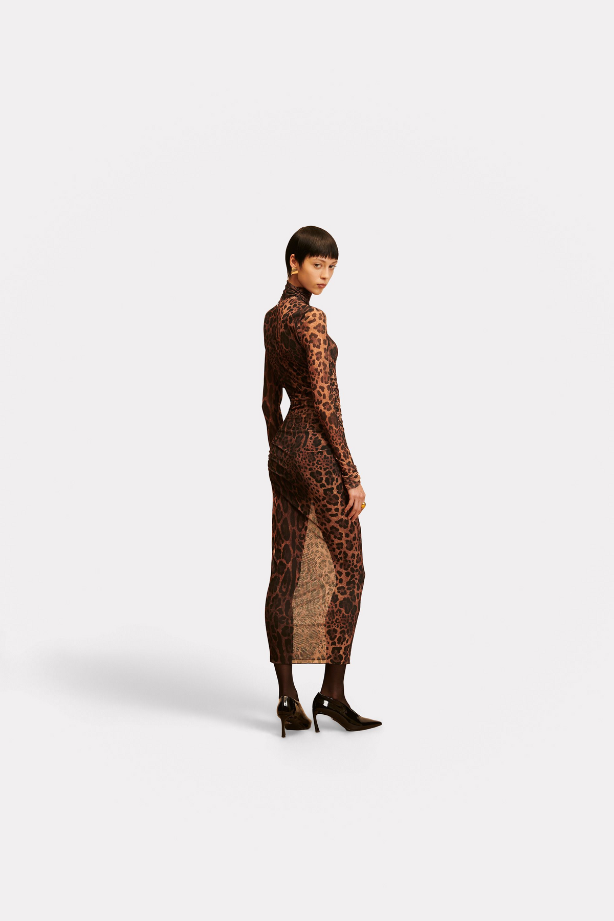 Vestido midi animal print con cuello alto y detalle fruncido