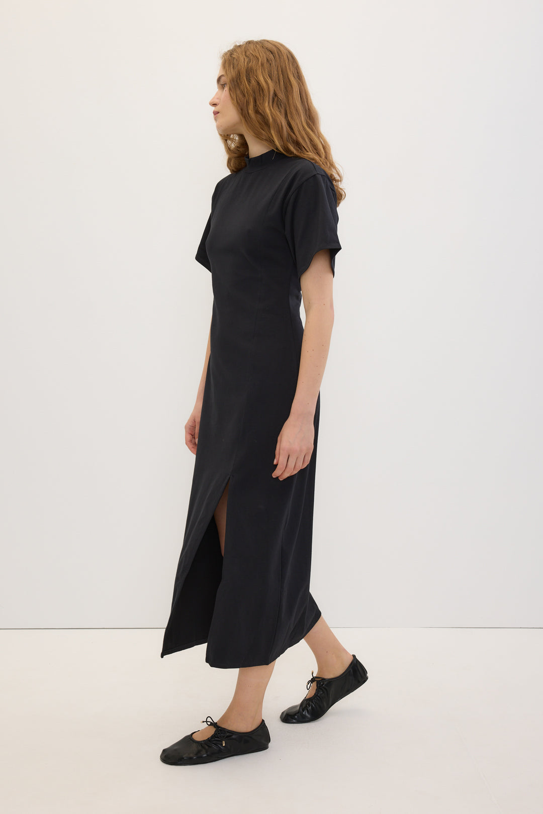 Vestido midi de manga corta con abertura lateral