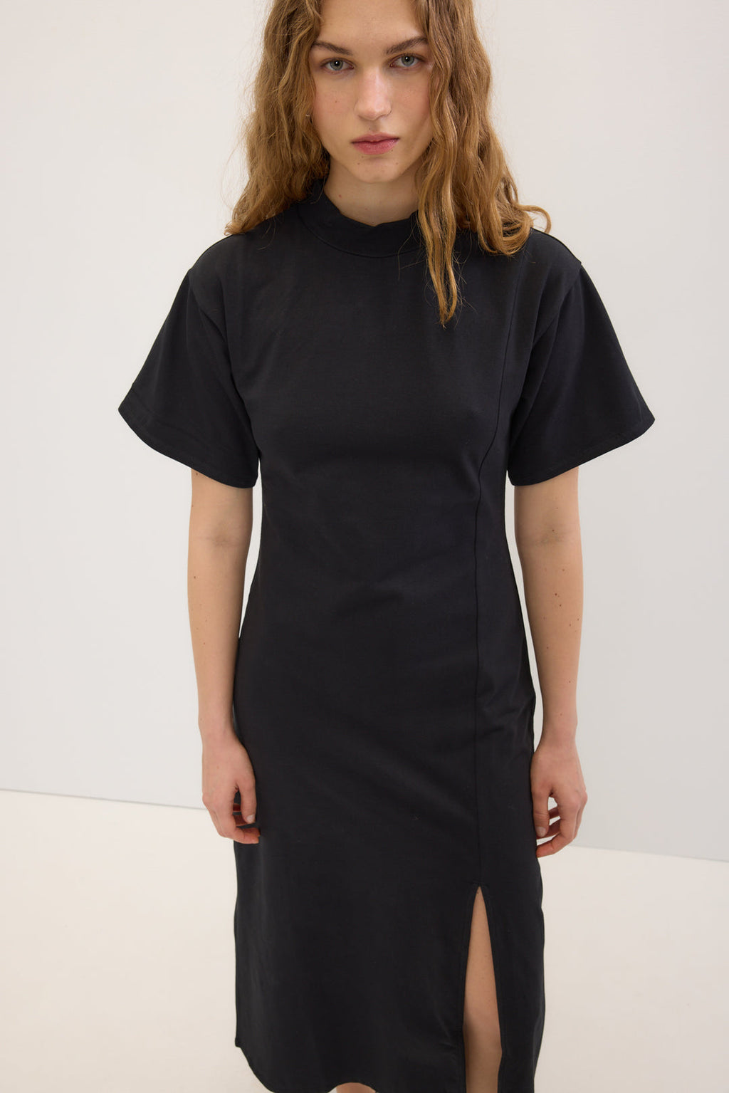 Vestido midi de manga corta con abertura lateral