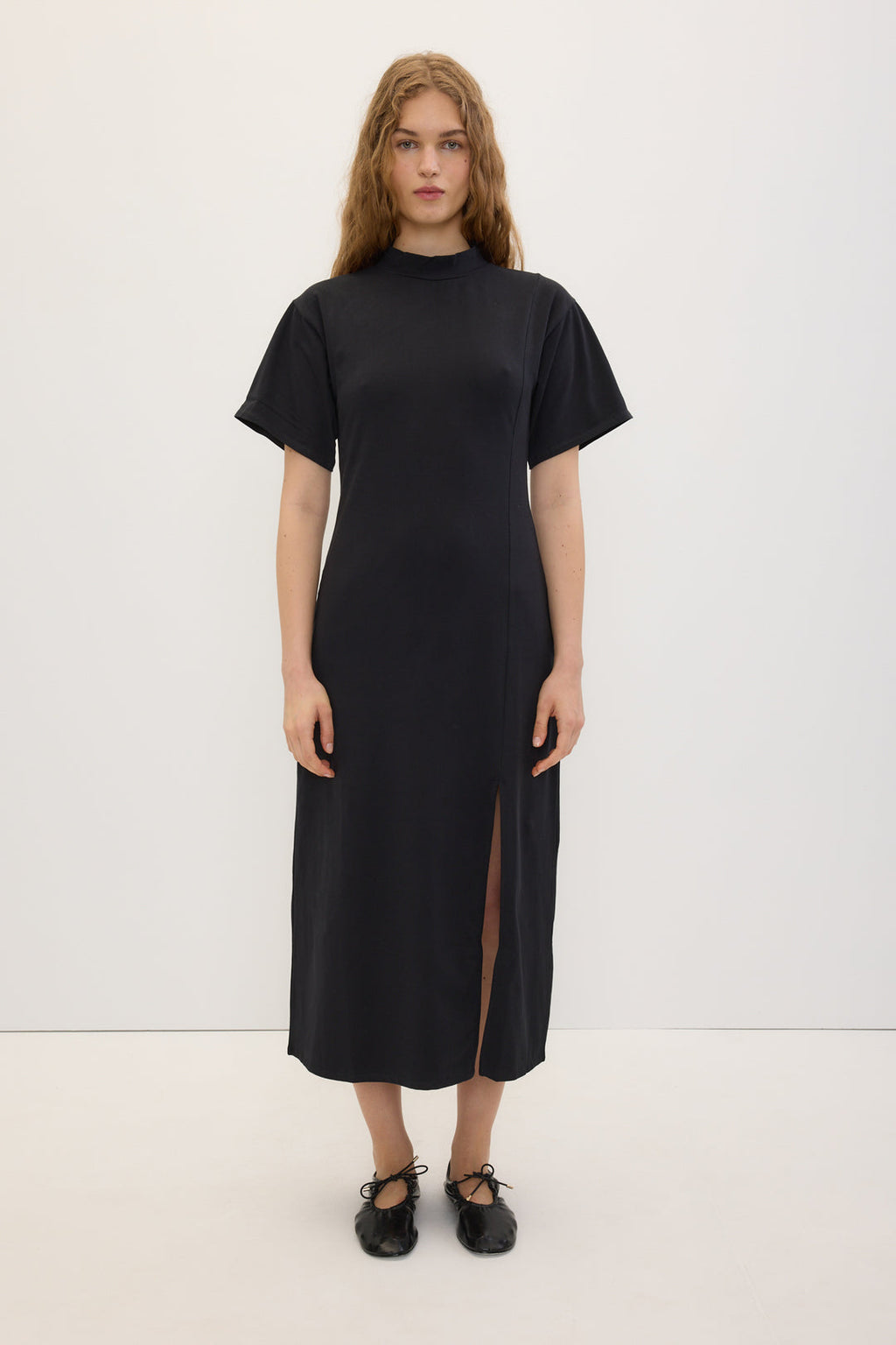 Vestido midi de manga corta con abertura lateral